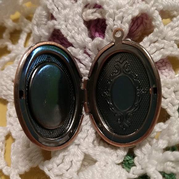 Vintage Style Photo Locket Charm Pendant Necklace - Picture 2 of 4